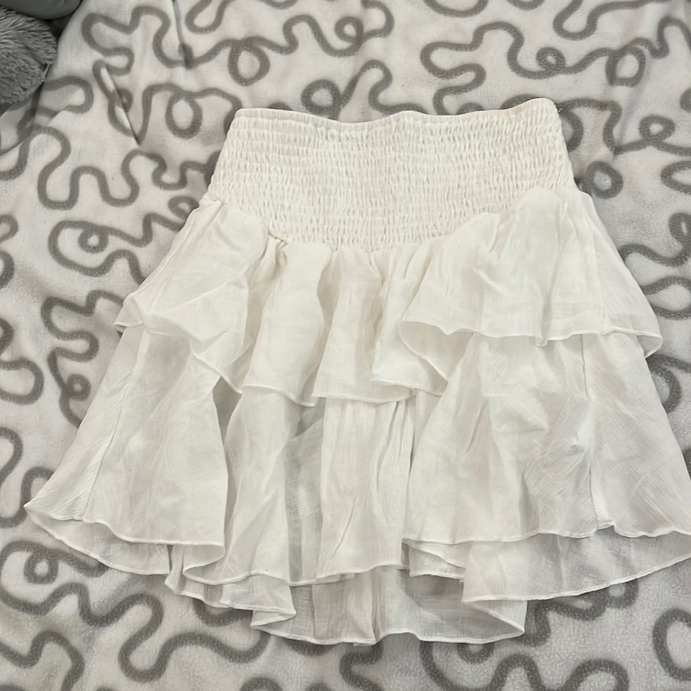 I’m selling this white skirt